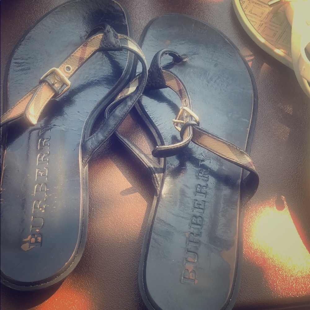 Burberry slides size 9 true to size